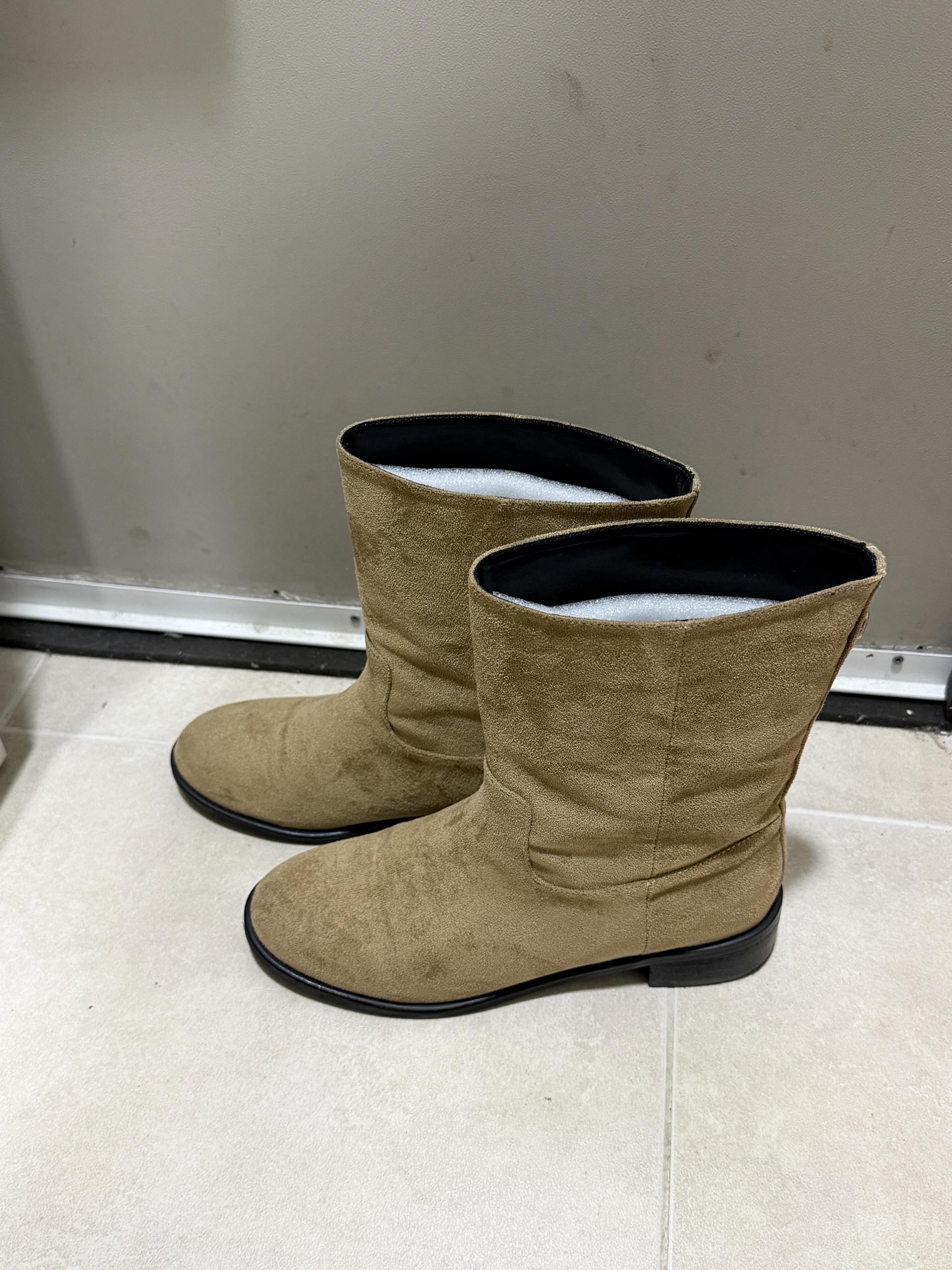 썸웨어버터 Classic Boots - Suede Beige 3