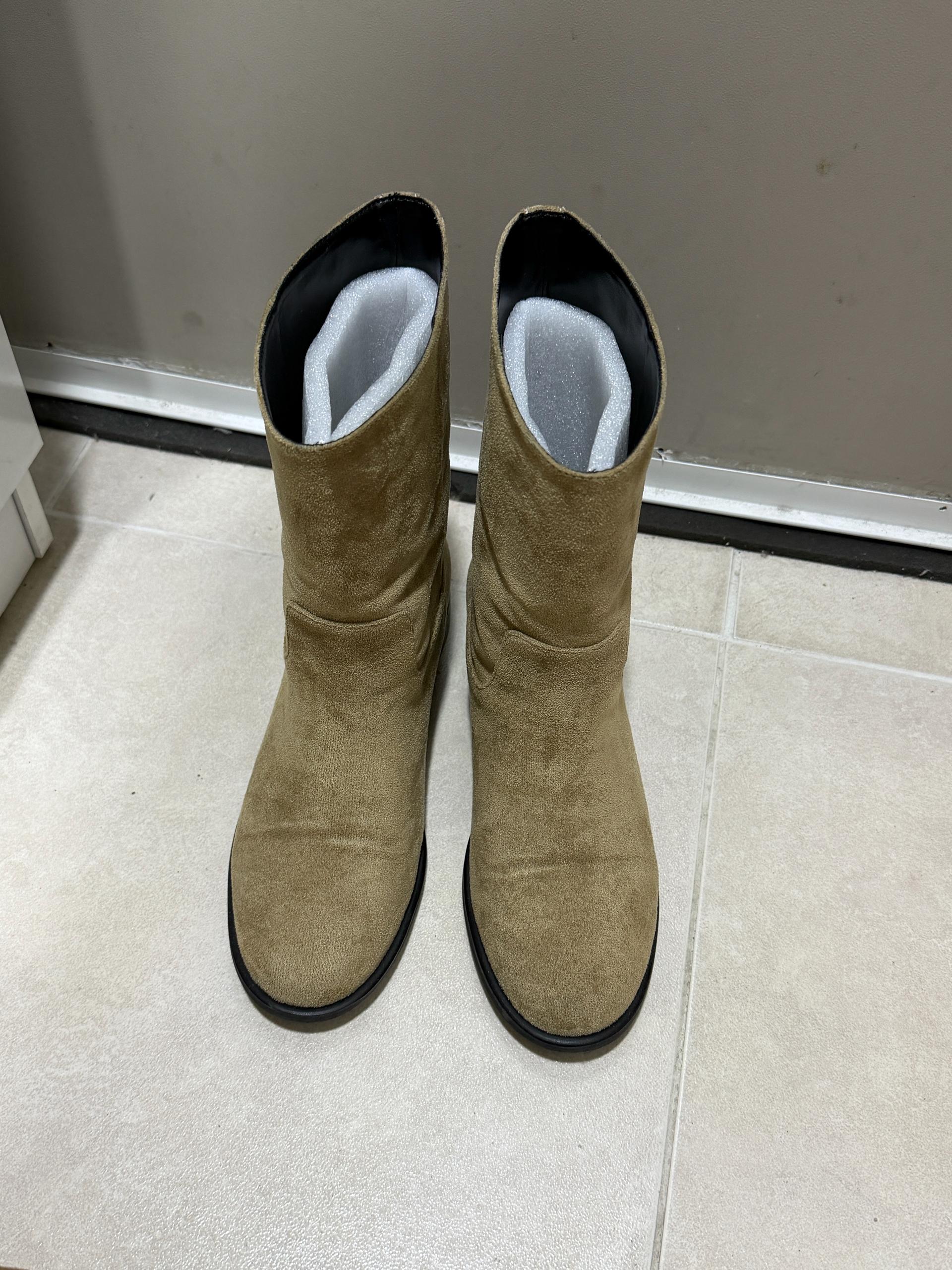 썸웨어버터 Classic Boots - Suede Beige 2