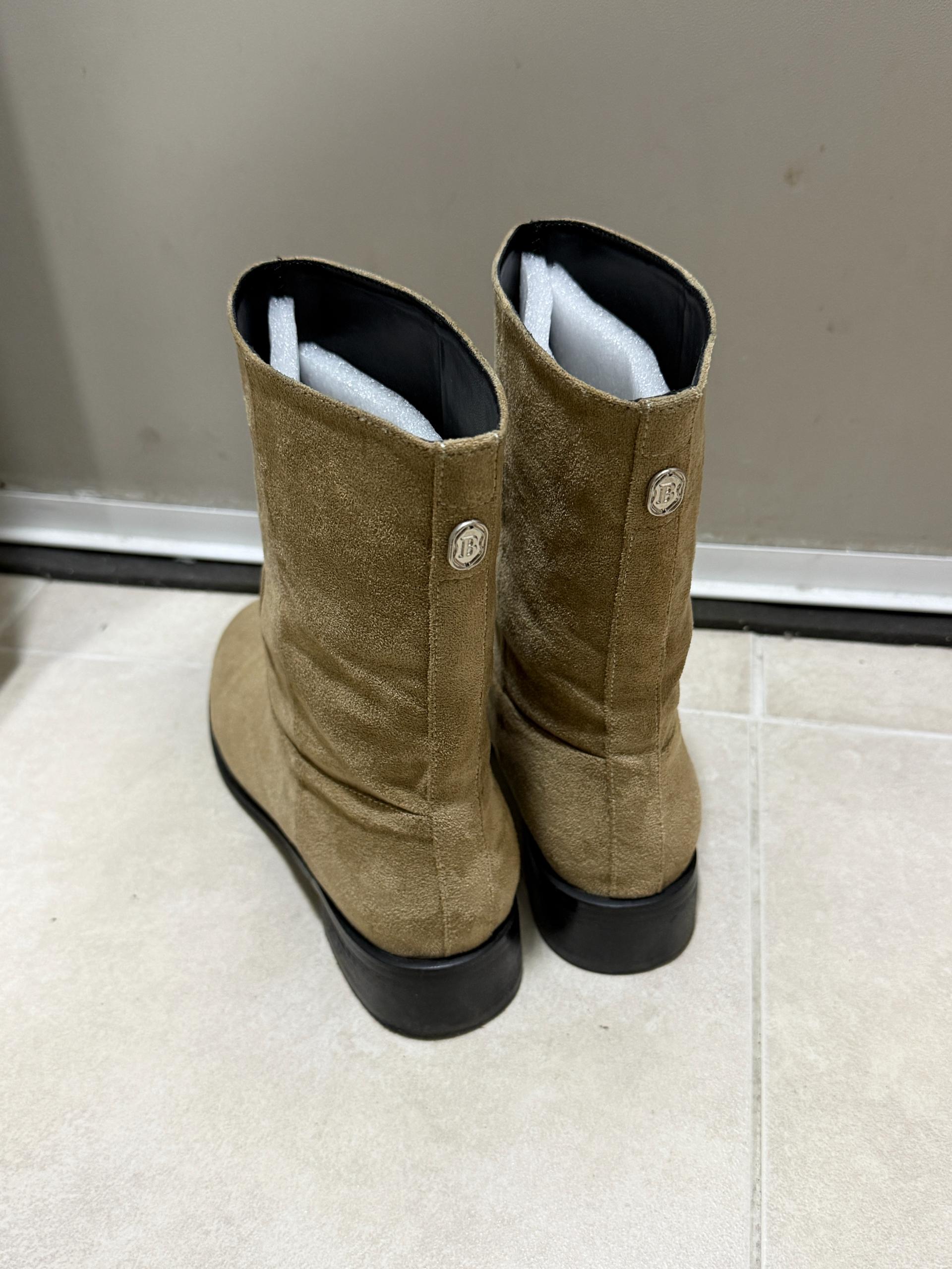 썸웨어버터 Classic Boots - Suede Beige 4