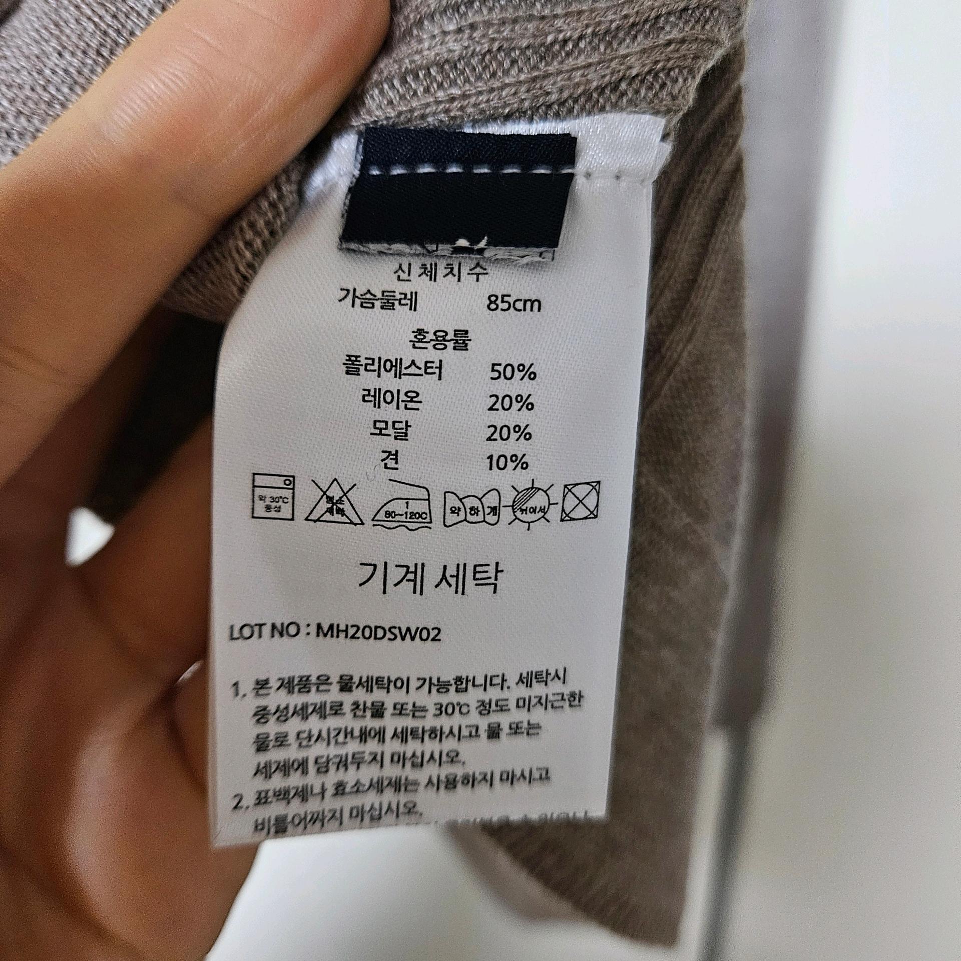 [새상품] 골드 단추 모달 라운드넥 니트 10