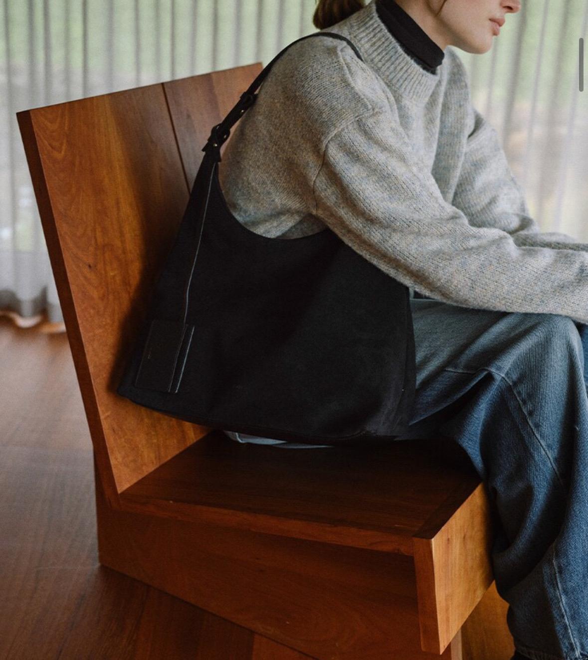 플럼 스웨이드 호보백 Flume Suede Hobo Bag_Black 7