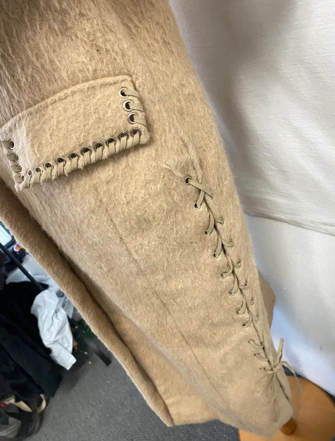 보헤미안 베이지 롱 코트 레이스업 디테일 6