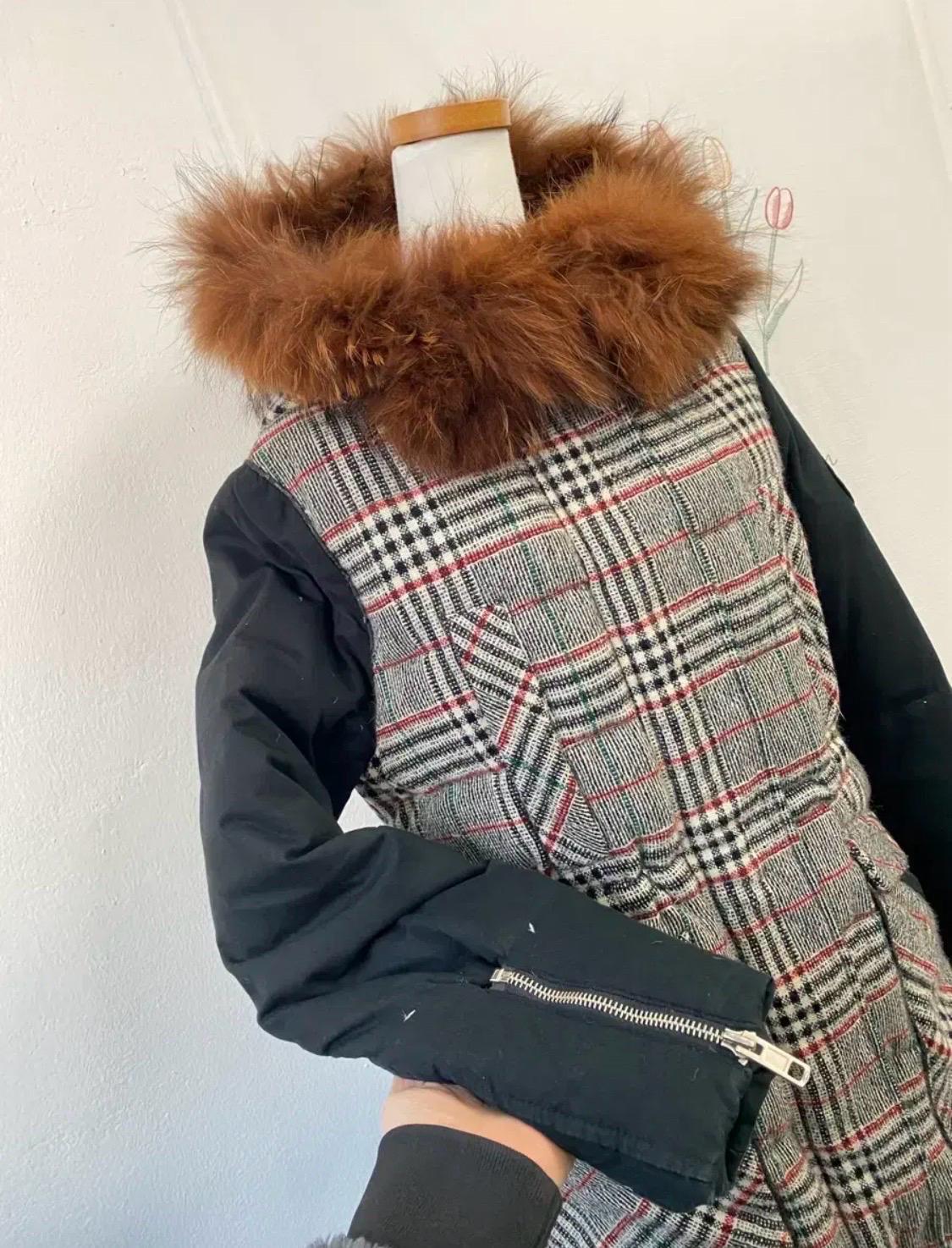 질스튜어트 블랙 배색 체크 라쿤털 덕다운 패딩 점퍼 4