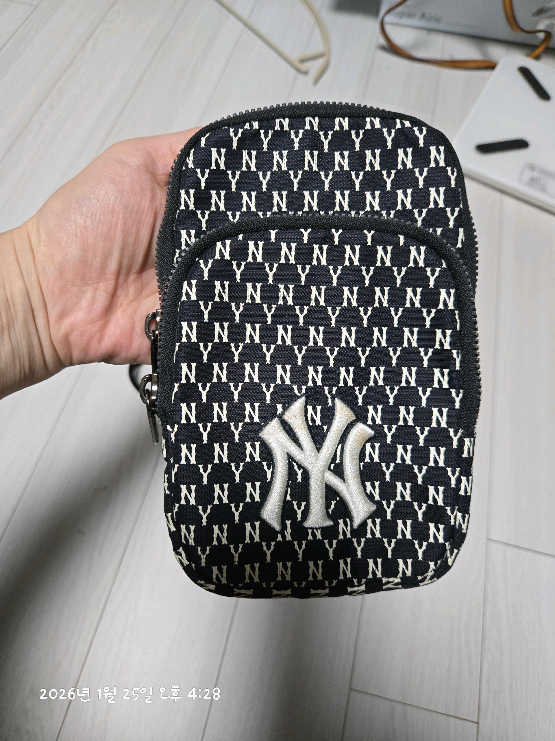 MLB NY 모노그램 미니 크로스백 블랙 2