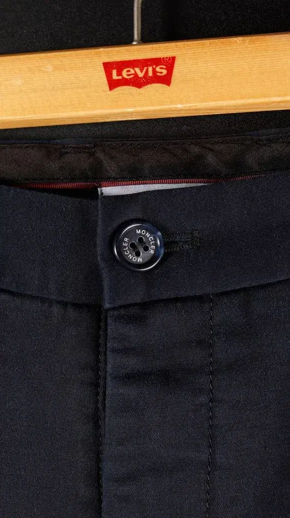 몽클레어 로고 패치 테이퍼드 팬츠 4