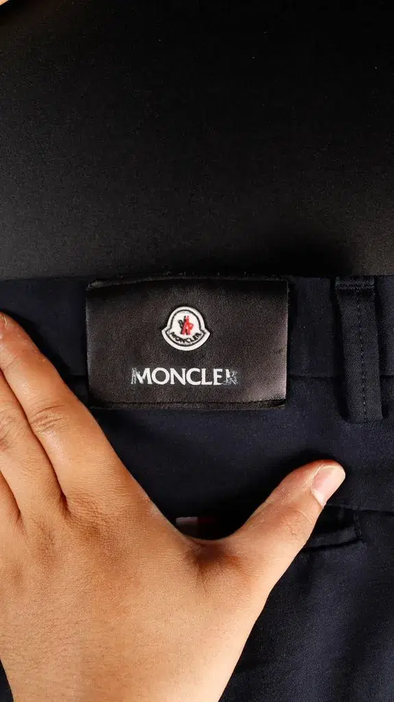 몽클레어 로고 패치 테이퍼드 팬츠 8