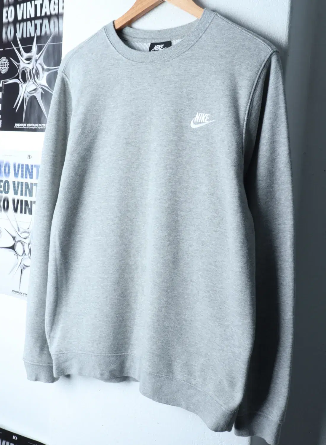 (L) NIKE 나이키 맨투맨 티셔츠 스몰로고 그레이 올드스쿨