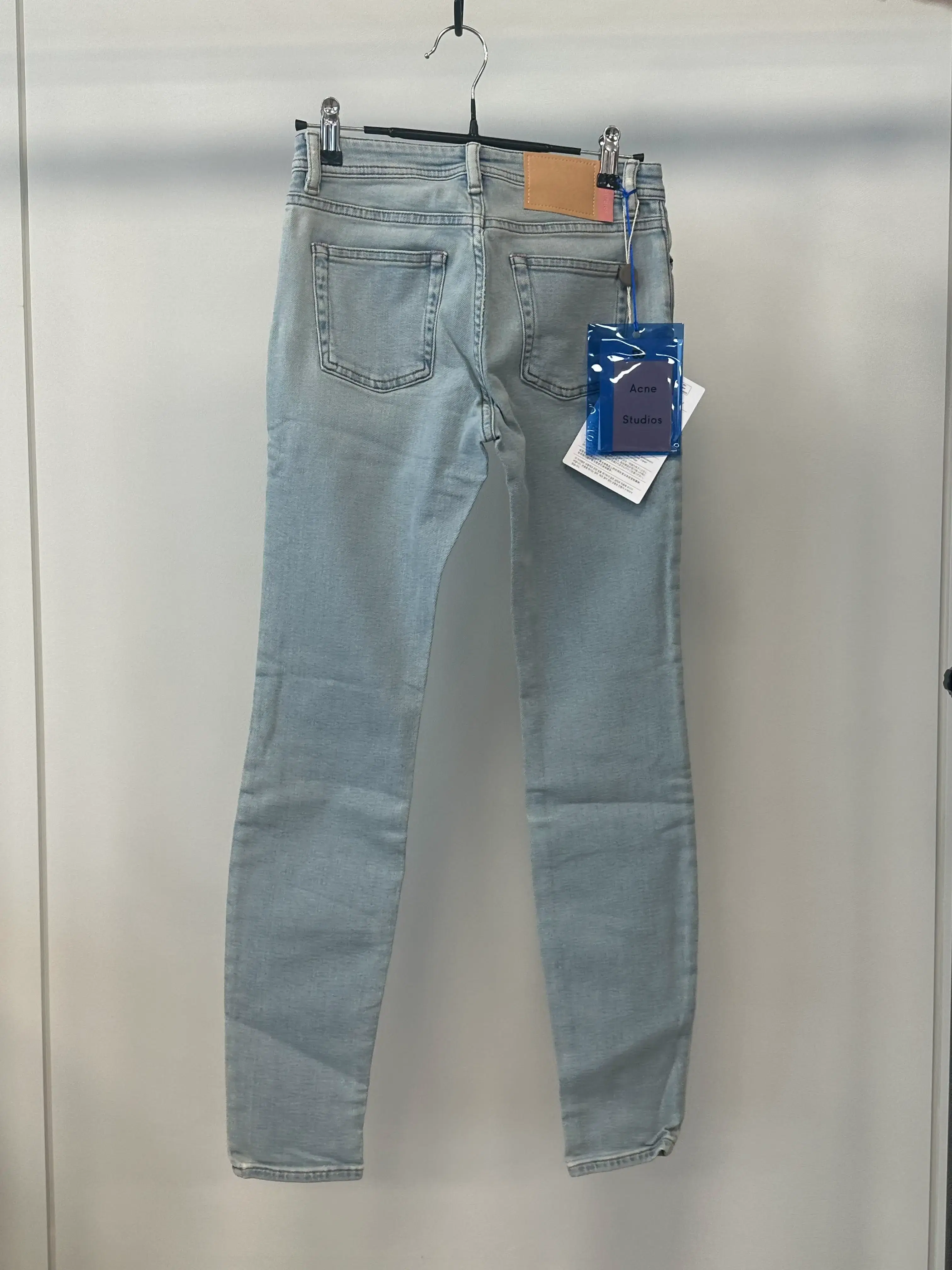 [80% 할인] ACNE STUDIOS 백로고 로우라이즈 페이드 스키니진 (25inch) 4
