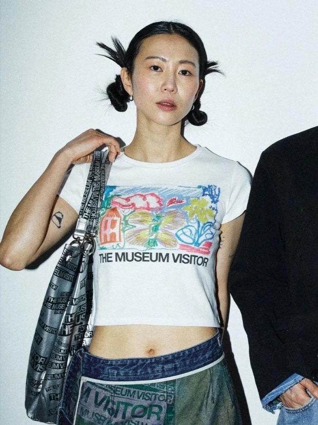 더뮤지엄비지터 크레용 반팔 티셔츠 5
