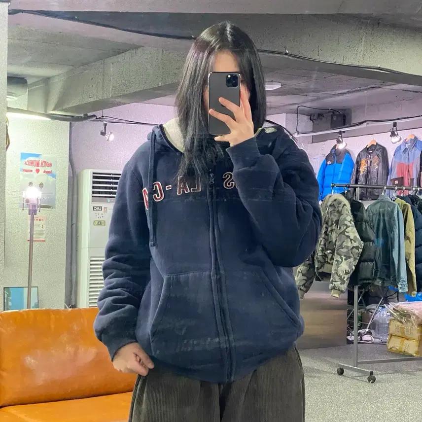 게스 빅로고 보아털 네이비 후드집업 B3841 2