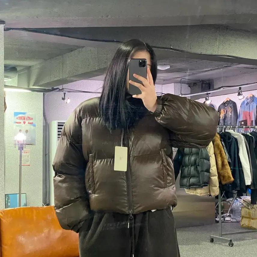 무드 인사이드 스트링 브라운 다운 숏패딩 B3825 2