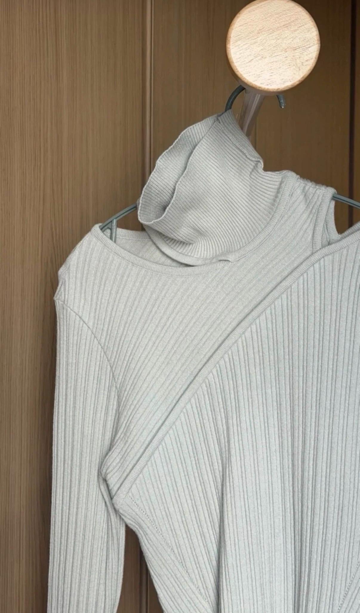 루에브르 Cut-out Asymmetric Knit Top 민트그레이 3