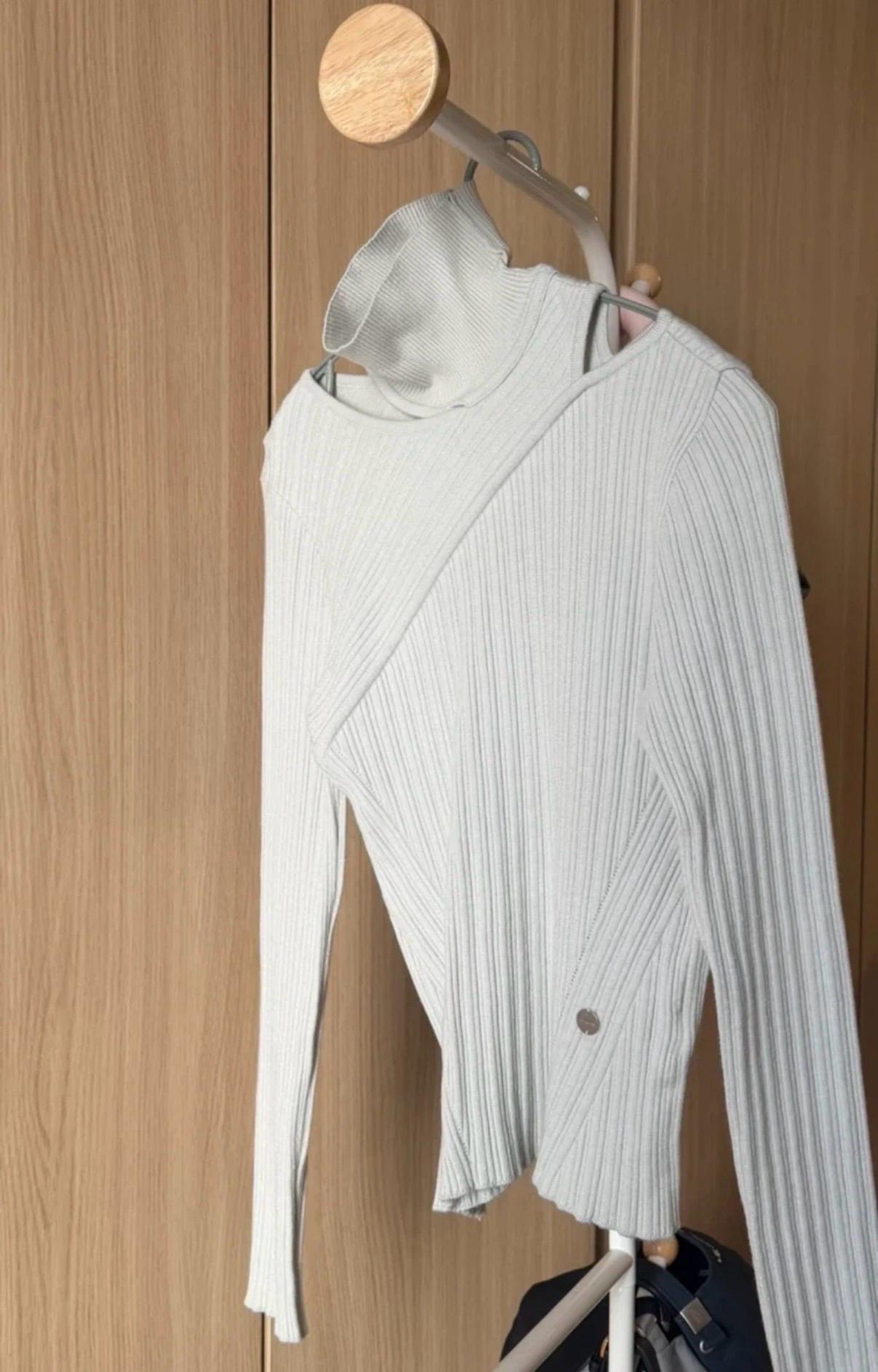 루에브르 Cut-out Asymmetric Knit Top 민트그레이 5