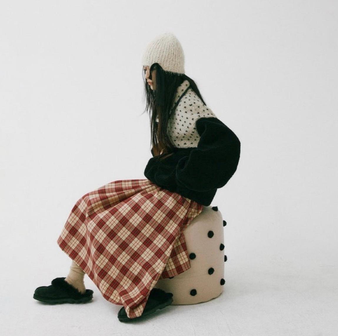 호쿠스포쿠스 체크 밴딩 볼륨 스커트 아일릿 모카 착용 4