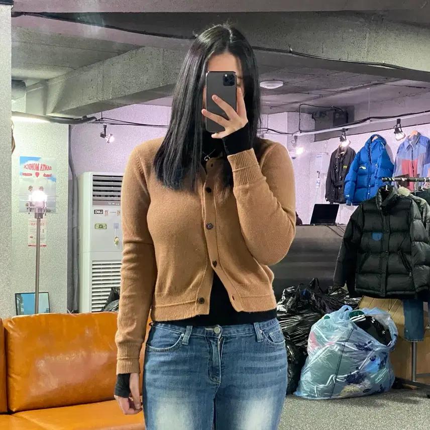 아페쎄 미니멀 크롭 카라넥 브라운 가디건 B3510 2