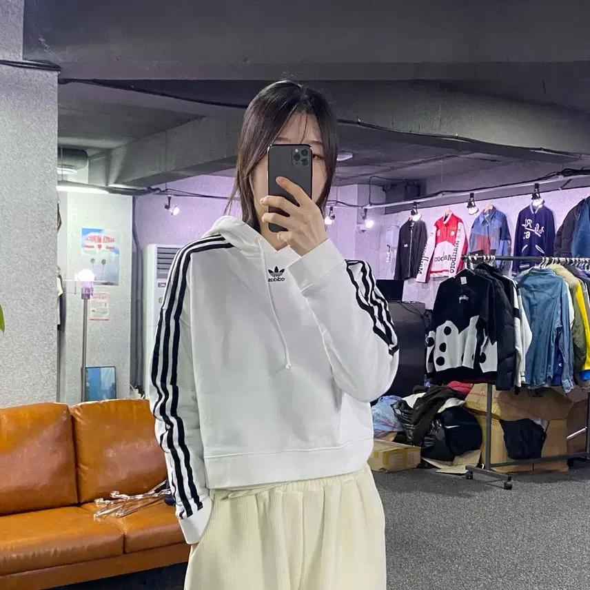 아디다스 미들로고 트랙탑 크롭 후드티 B3337 2
