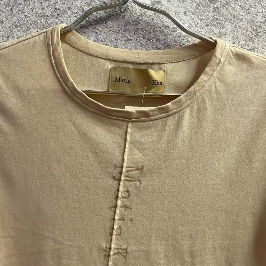 마뗑킴 미들로고 스티치 베이지 반팔티 B1918 4