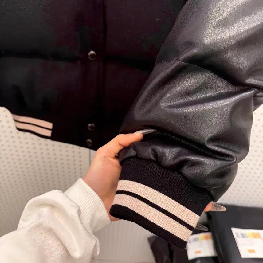 마뗑킴 빅로고 레더 다운 패딩 U842 5