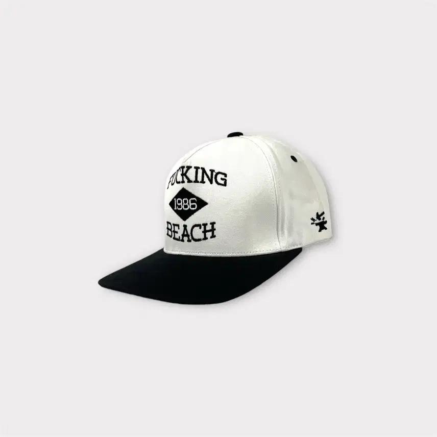 덕다이브 FUCKING BEACH 1986 스냅백 화이트(1638) 3