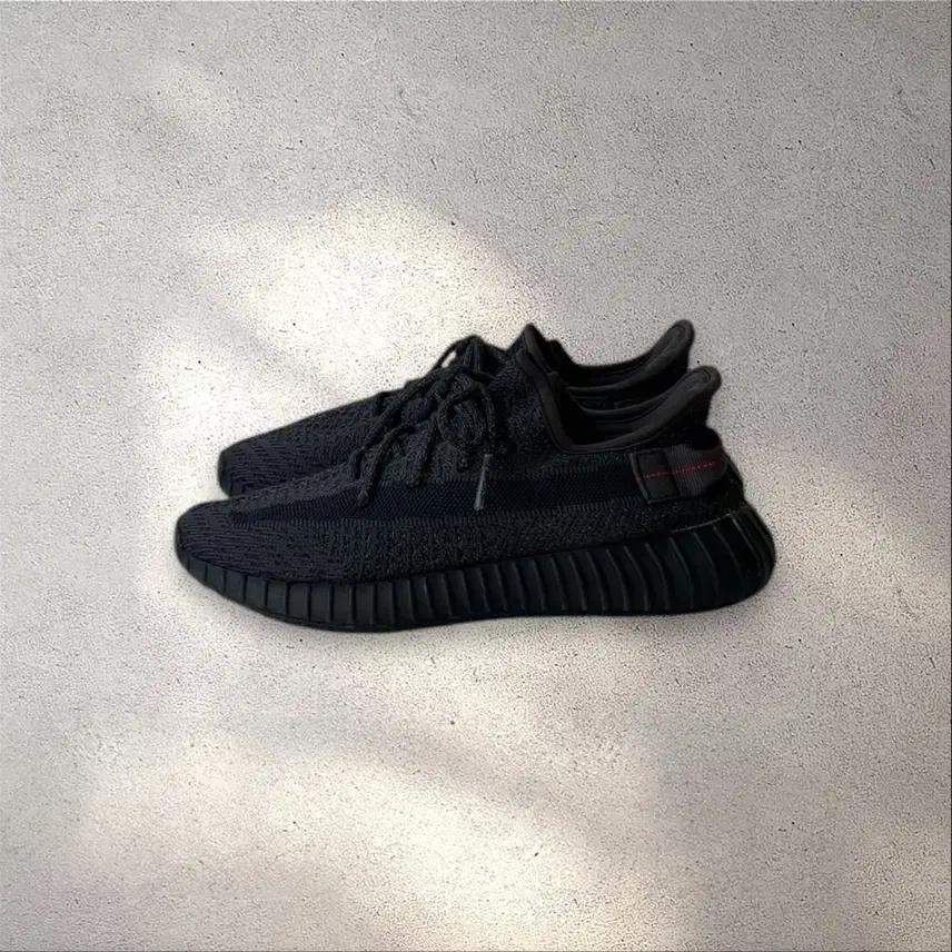 아디다스 이지부스트 350 V2 트리플 블랙 4