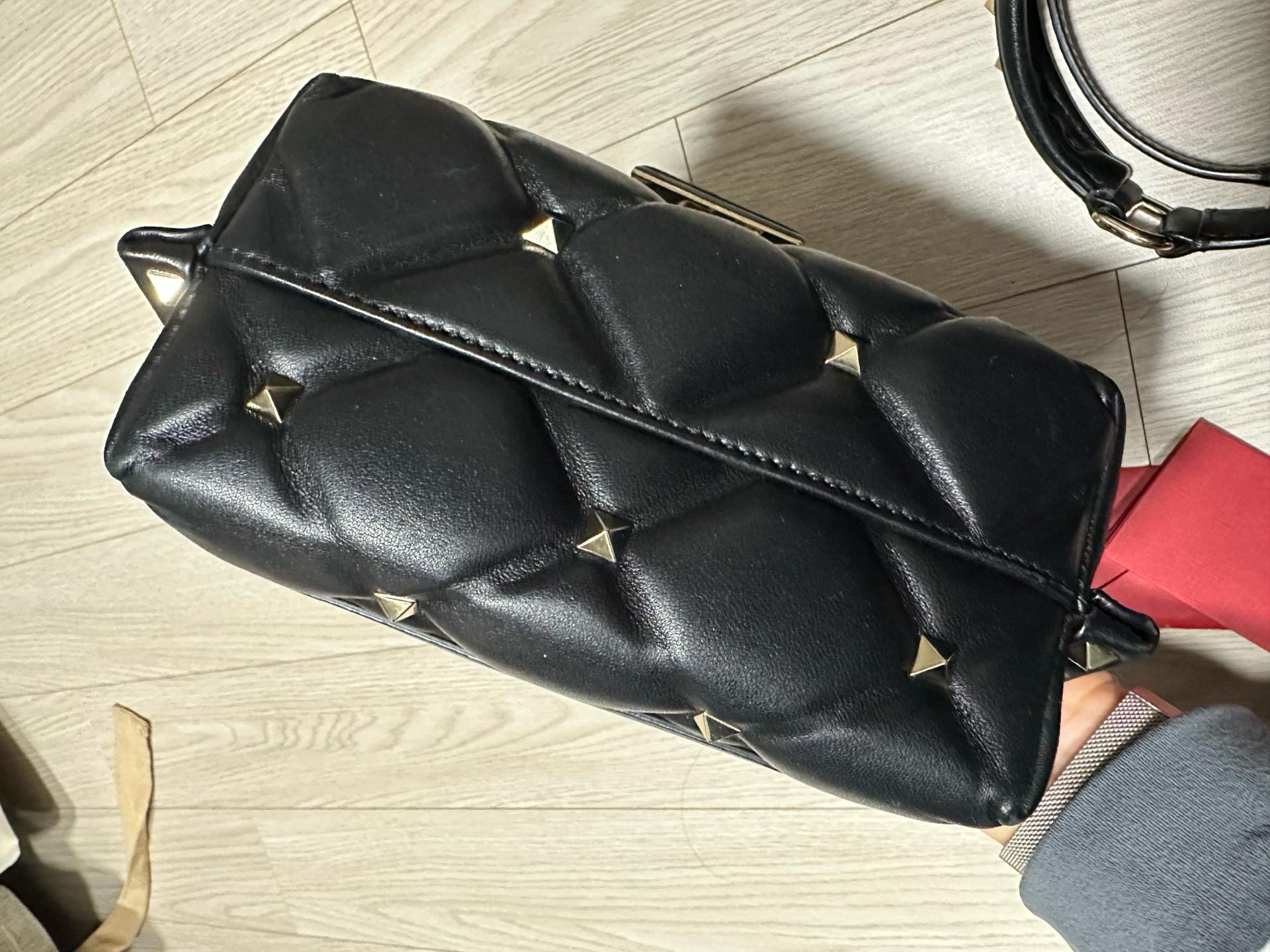 발렌티노 락스터드 스파이크 탑핸들 숄더백 7