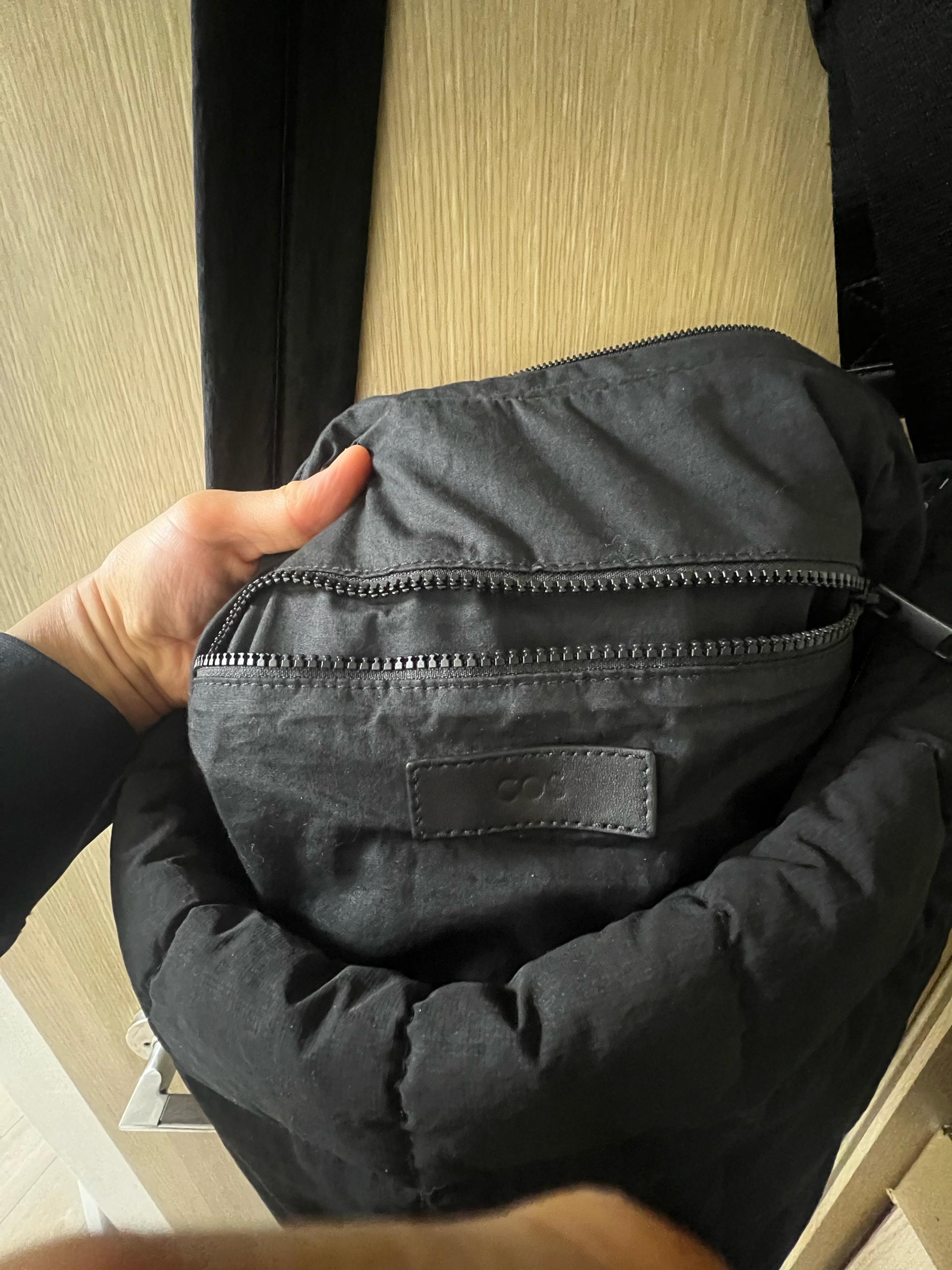COS 퀼팅 메신저백 립스타 블랙 3