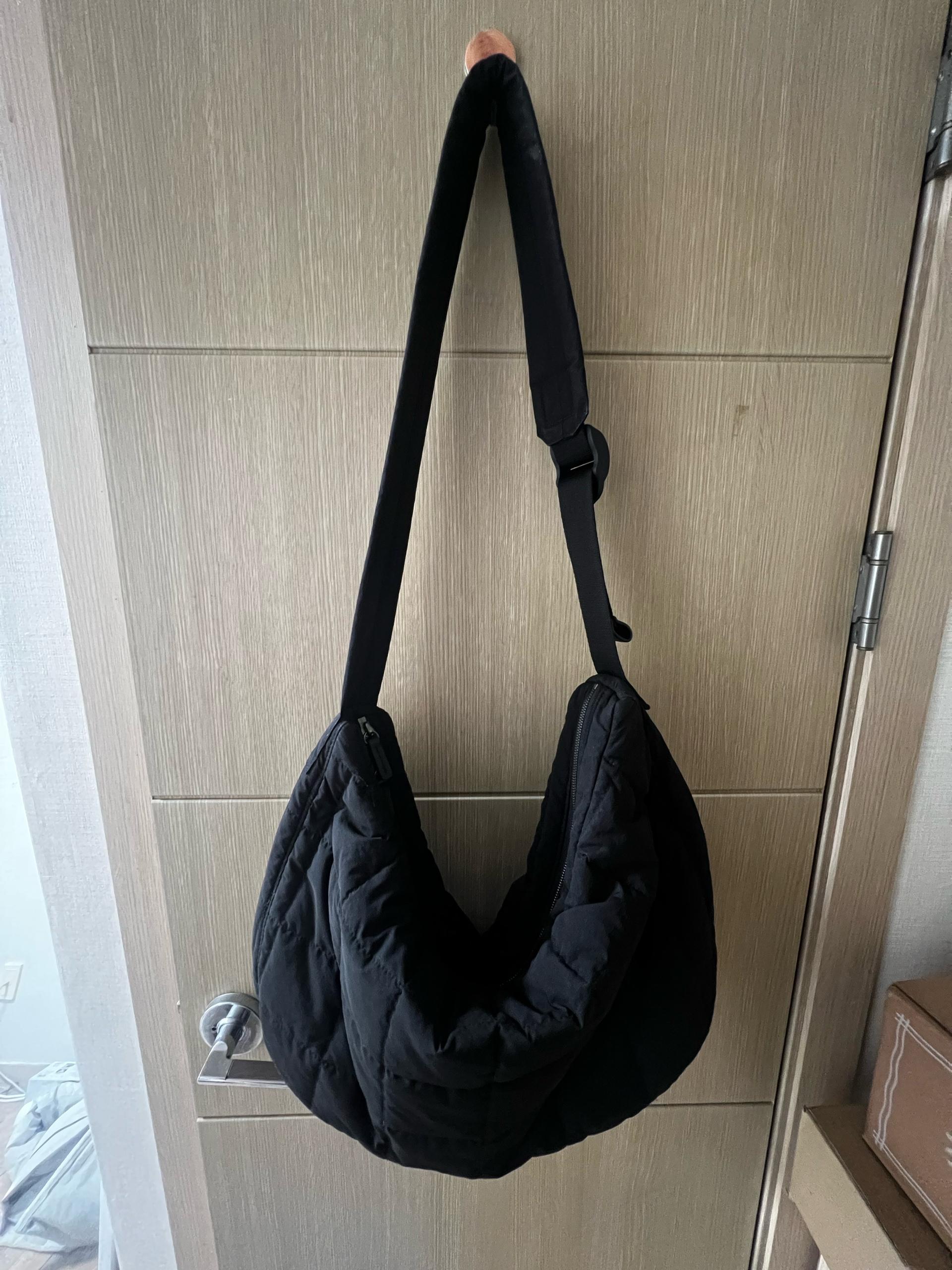 COS 퀼팅 메신저백 립스타 블랙 2