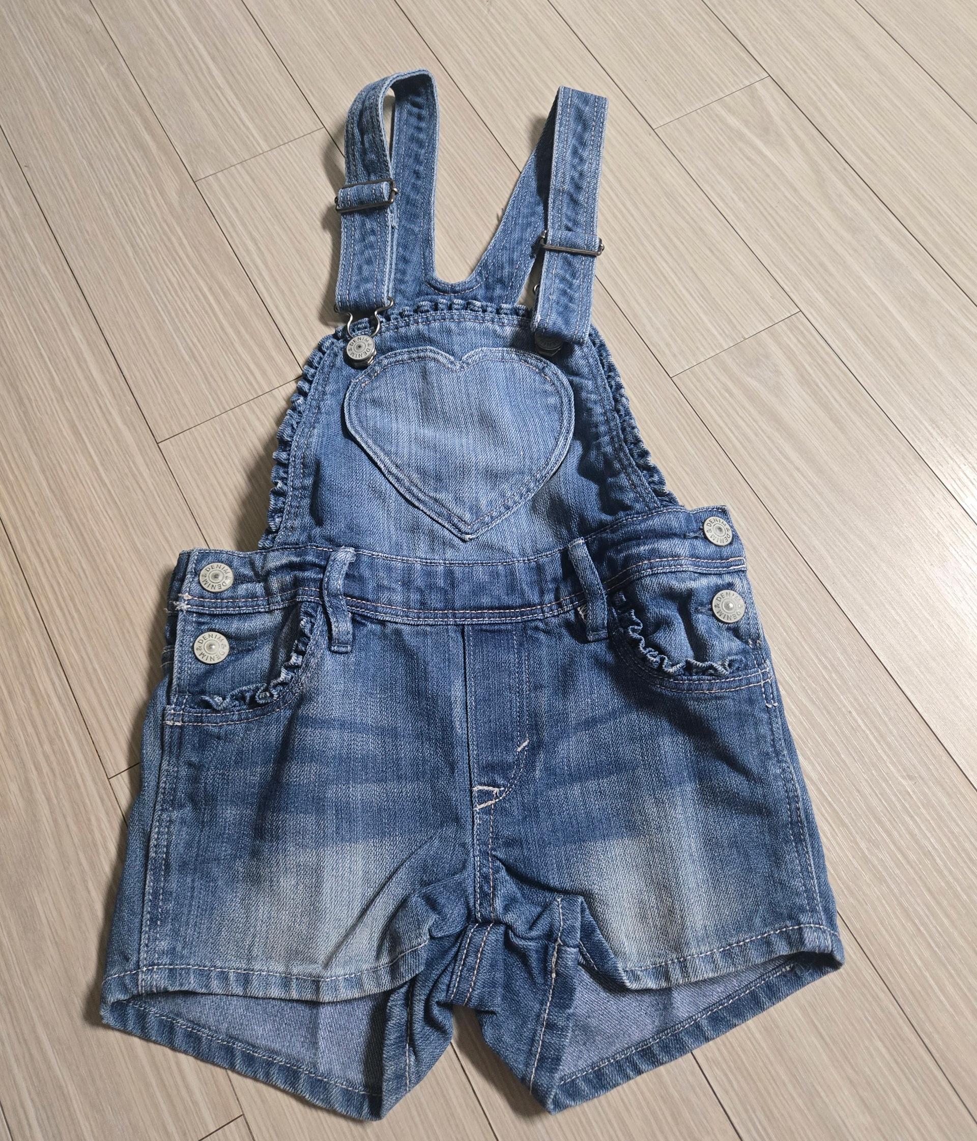 H&M 데님 멜빵 반바지입니다사이즈는 EUR 122 (6-7세) 2