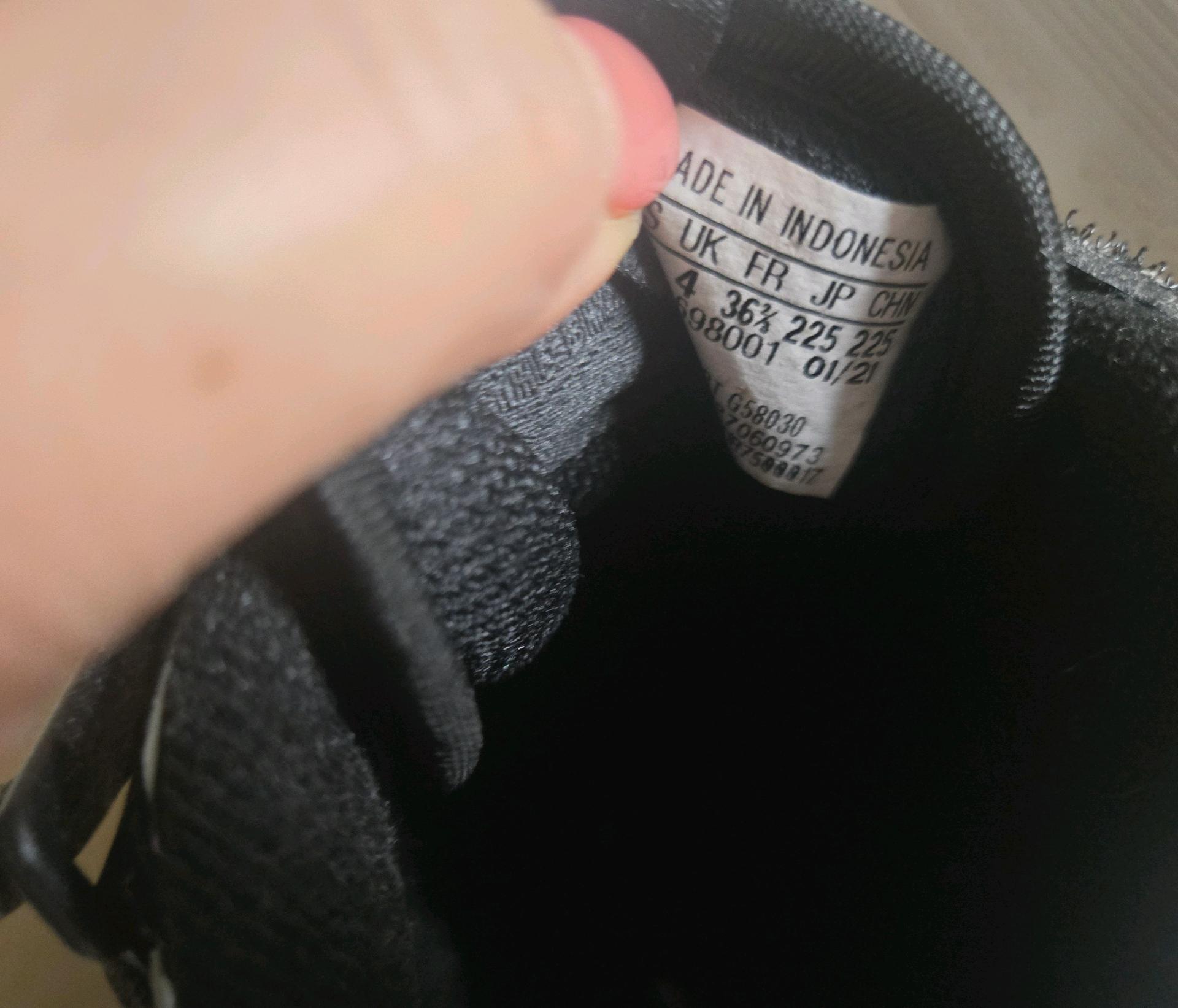 아디다스  블랙 에나멜 운동화 225 7