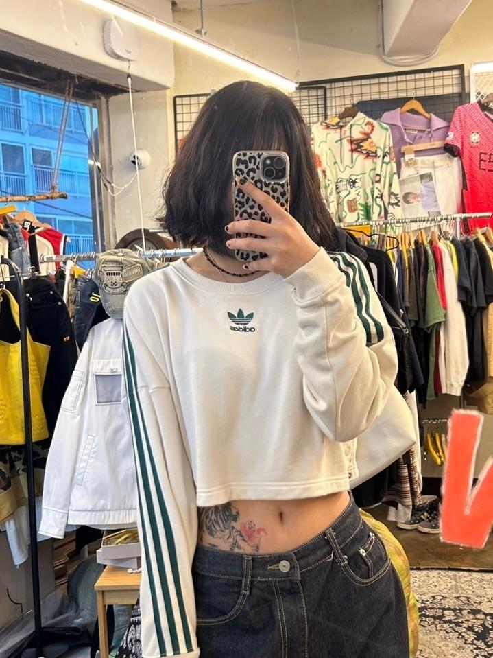 XS 아디다스 여성 크롭 버튼 센터 로고 맨투맨 2