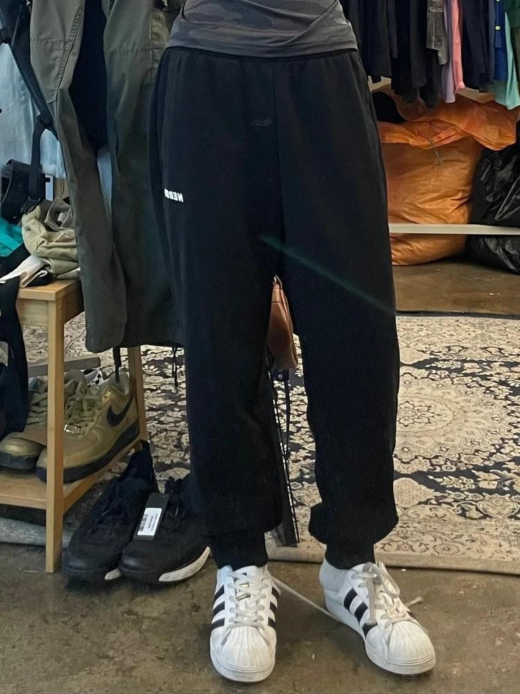 미디움 널디 블랭크 로고 조거 팬츠 블랙 2