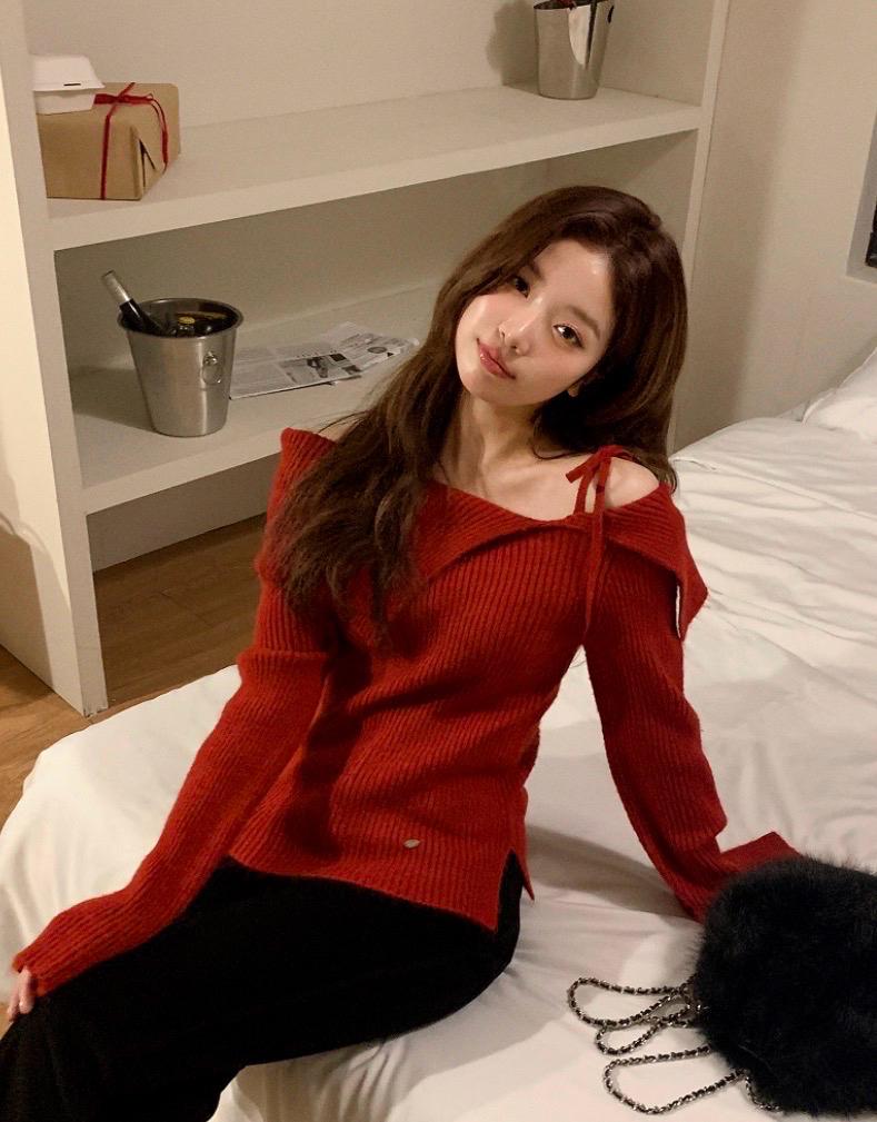 아뜨랑스 레드 오프숄더 니트 2