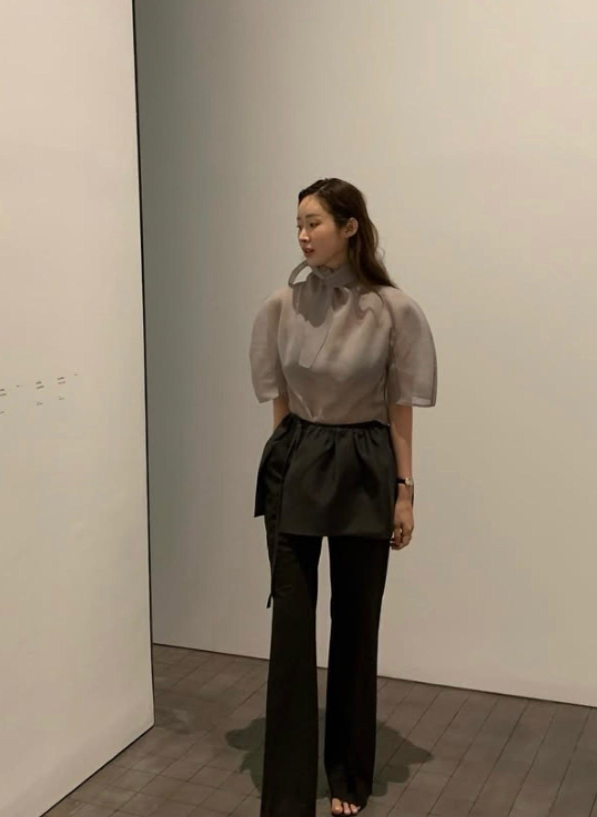아모멘토 시스루 블라우스 knotted collar top grey 차정원 착용 3