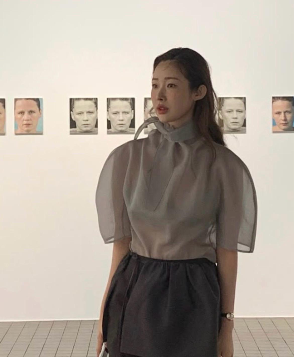 아모멘토 시스루 블라우스 knotted collar top grey 차정원 착용 2