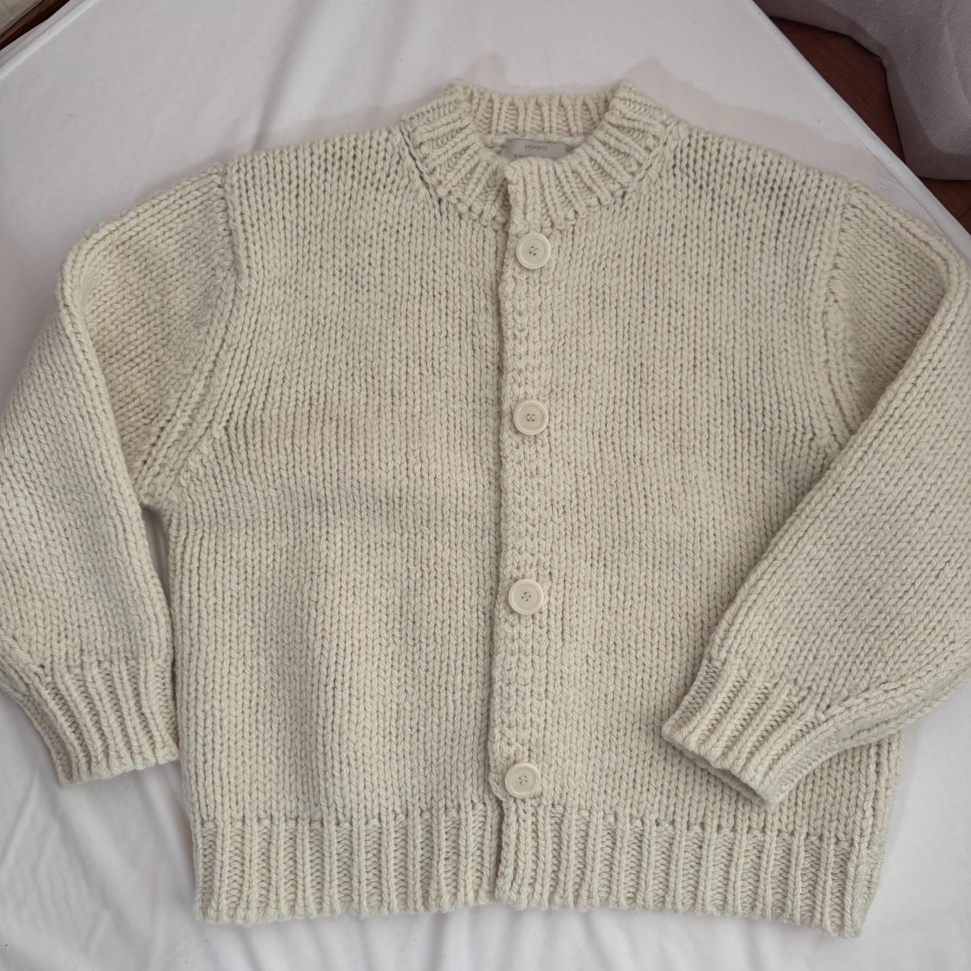 아모멘토 HAND KNITTED CARDIGAN에크루 컬러  2