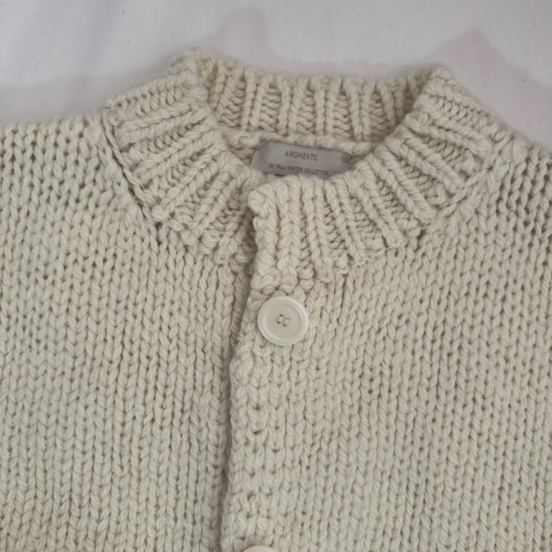 아모멘토 HAND KNITTED CARDIGAN에크루 컬러  3