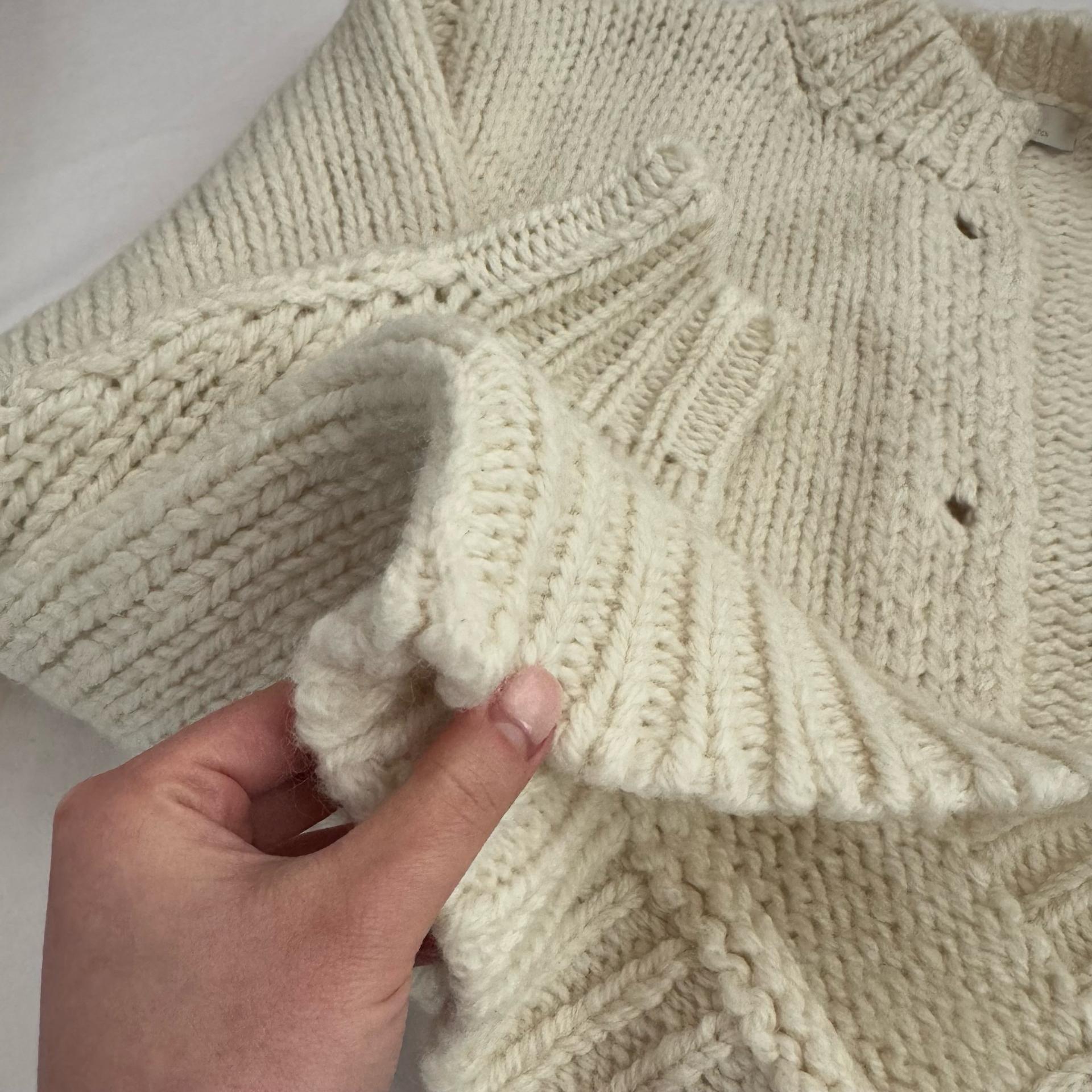 아모멘토 HAND KNITTED CARDIGAN에크루 컬러  4