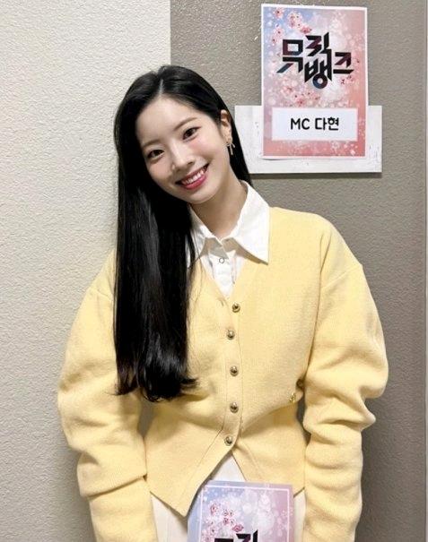 로라로라 장원영. 다현 벌룬가디건 3