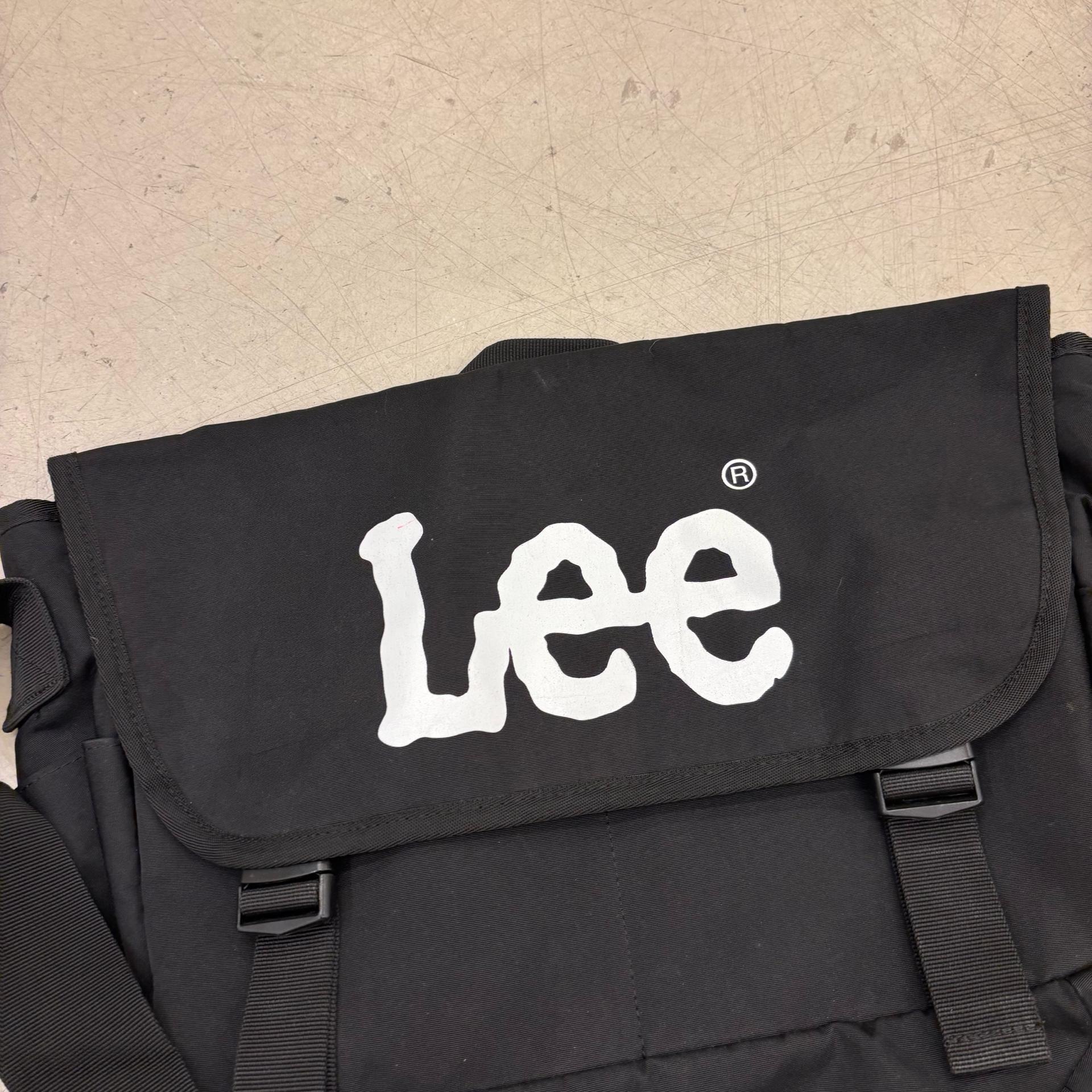 Lee 블랙 빅로고 크로스백 3