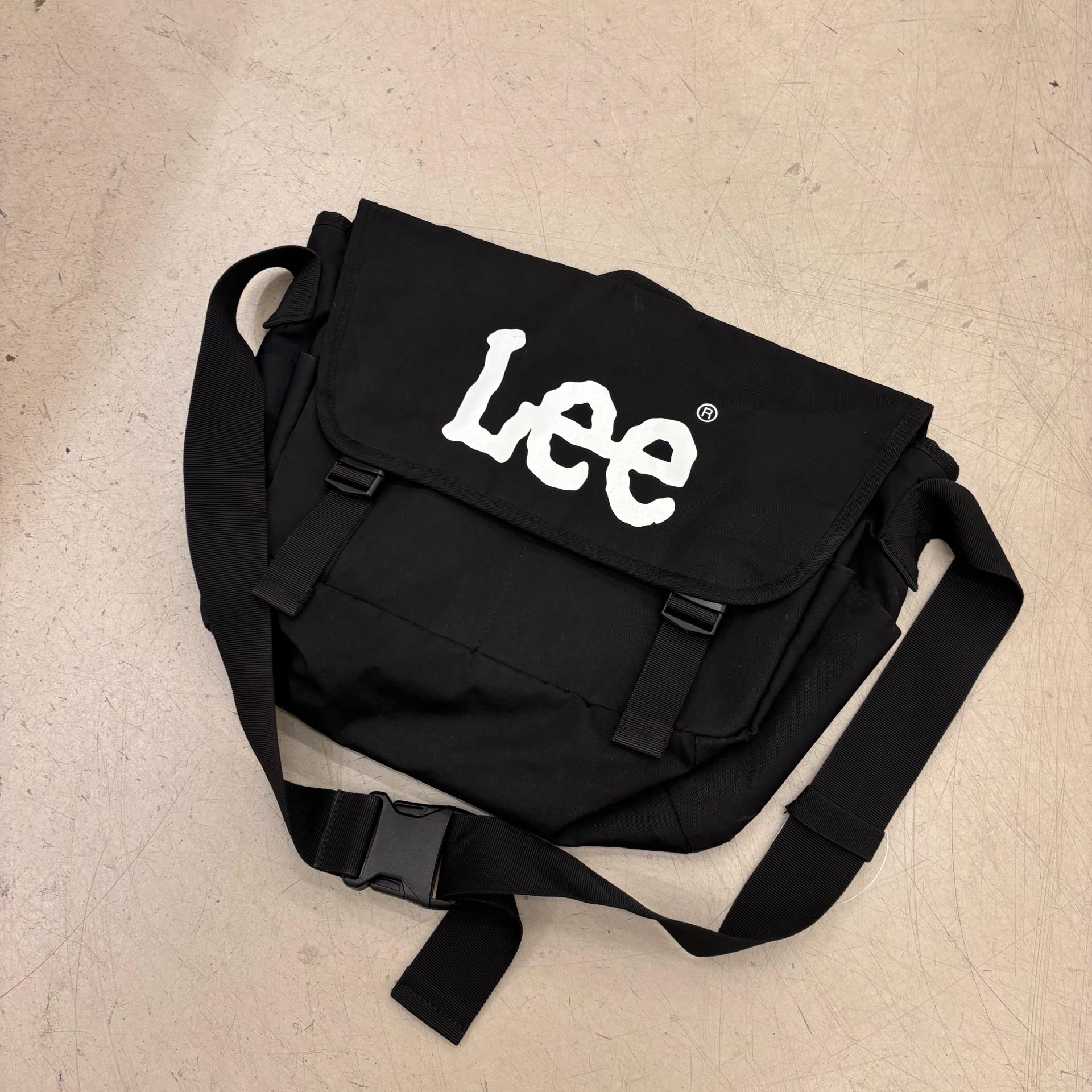 Lee 블랙 빅로고 크로스백 2