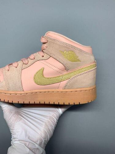 Jordan 1 Mid Coral Gold 235mm 5
