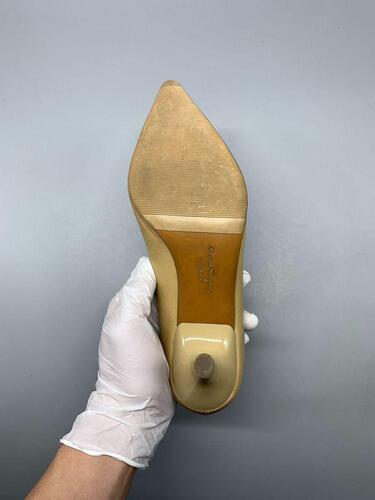 Salvatore Ferragamo Beige Kitten Heel 6.5(250) 10