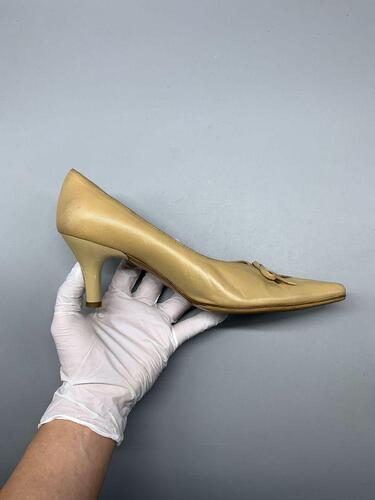 Salvatore Ferragamo Beige Kitten Heel 6.5(250) 7