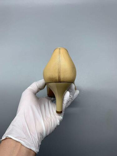 Salvatore Ferragamo Beige Kitten Heel 6.5(250) 6