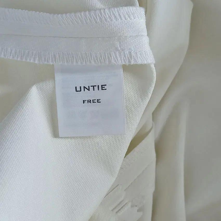 UNTIE 여성 일자핏 춘하 약스판 미니원피스 아이보리 (HU39722) 6