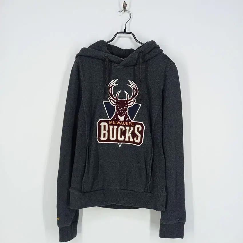 엔비에이 여성 BUCKS 사슴패치 후드티셔츠 챠콜S (HU9596) 2