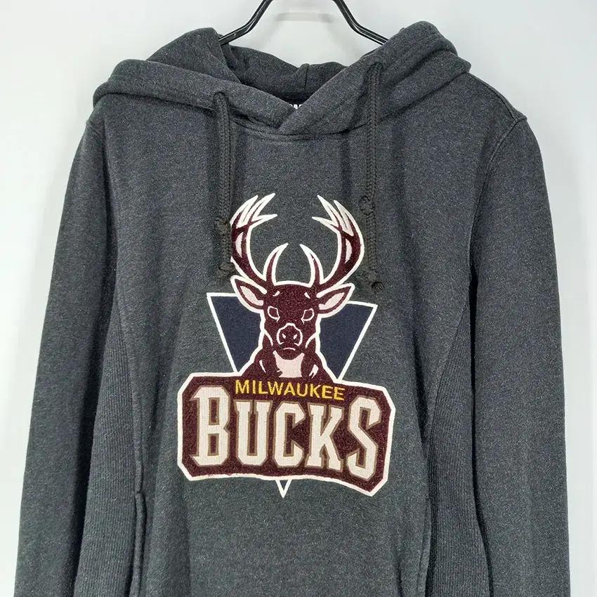 엔비에이 여성 BUCKS 사슴패치 후드티셔츠 챠콜S (HU9596) 4