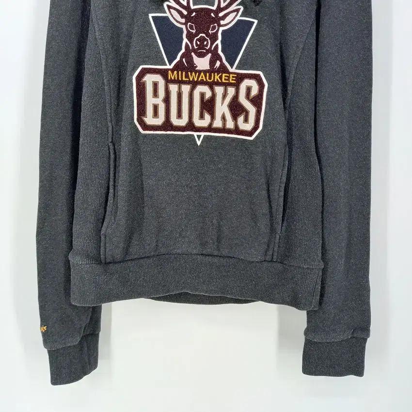 엔비에이 여성 BUCKS 사슴패치 후드티셔츠 챠콜S (HU9596) 5