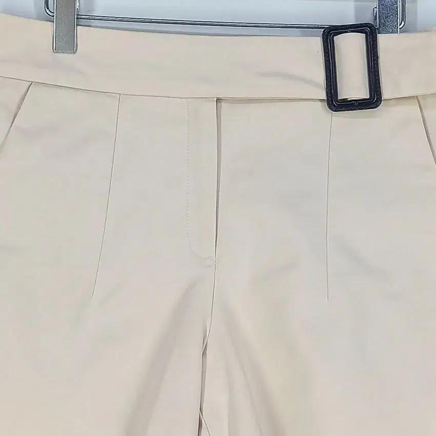 엠엔지 여성 허리벨트 미니팬츠 베이지 (HU33243) 4