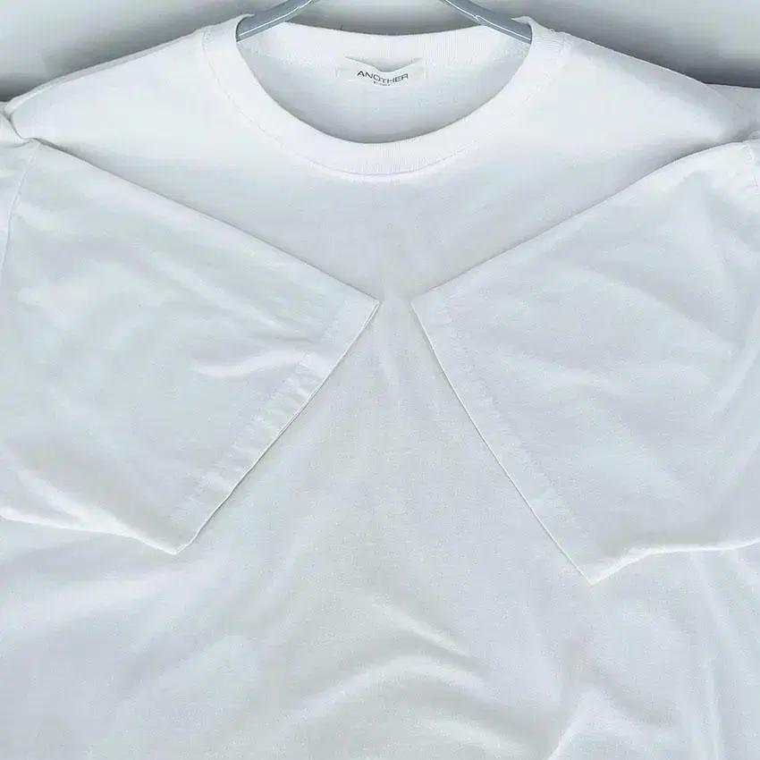 ANOTHER 남 백프린팅 패치 라운드반팔티 화이트F (HU22717) 6